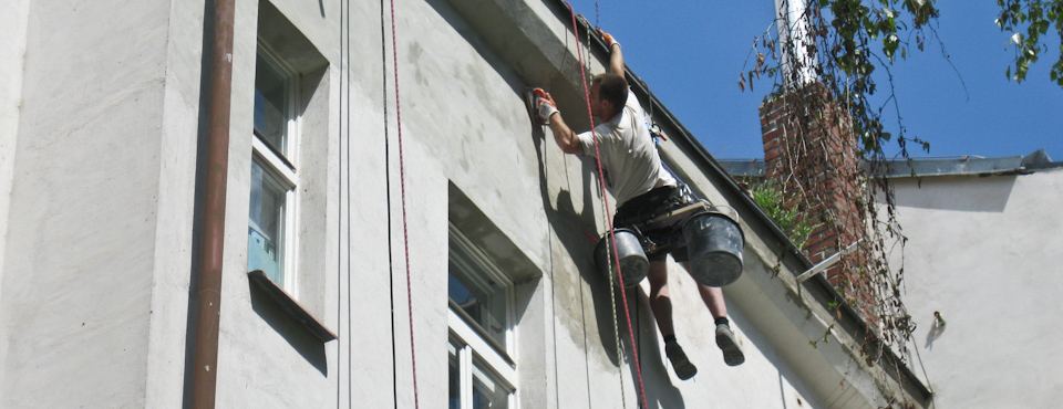 Oprava fasády činžovního domu z lana